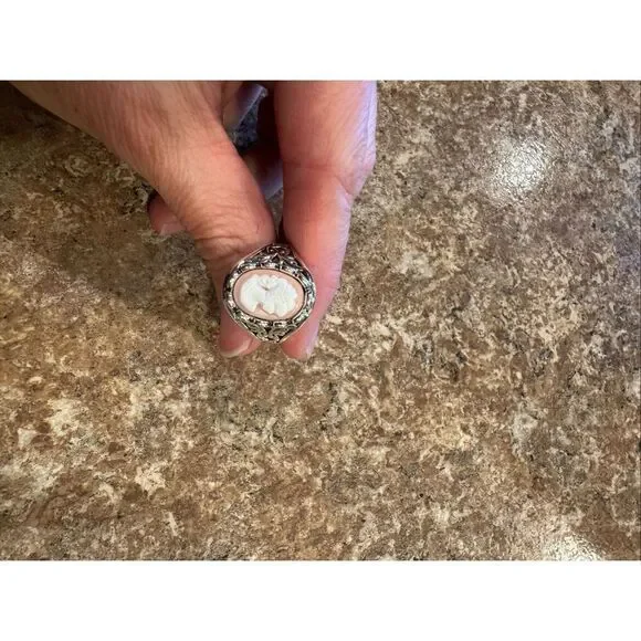 Woman’s vintage style cameo ring with jewelry storage bag size 8 - Picture 4 of 4